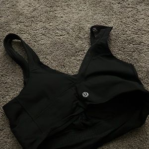 lululemon bra! cool v-shaped back 🖤